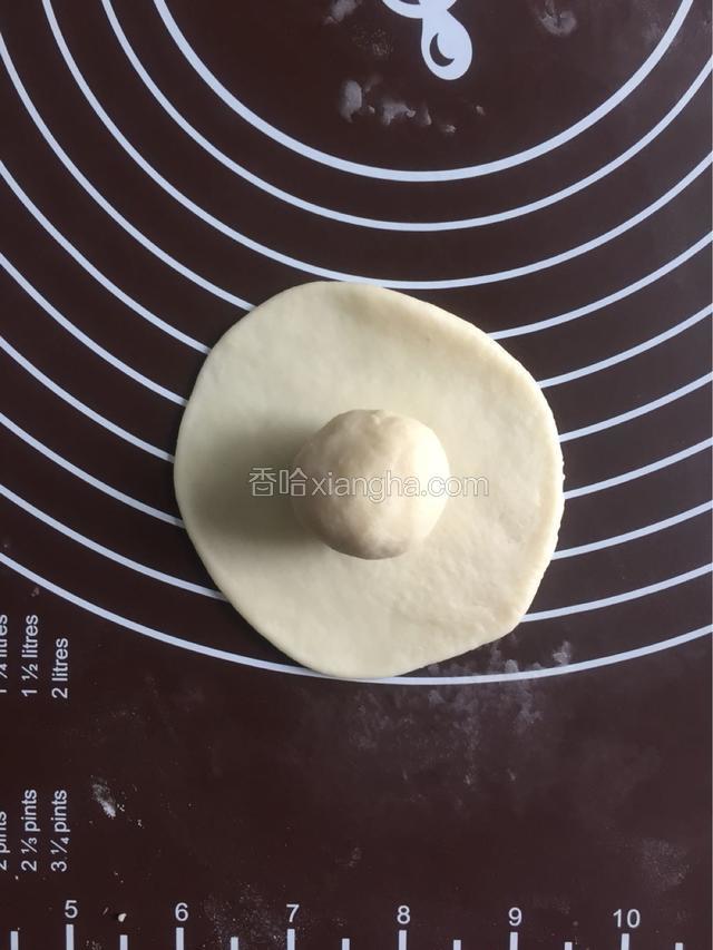 把油酥小球放在擀好的油皮饼上，