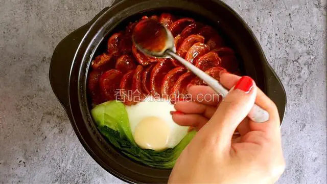焖好开盖放上青菜，淋上调好的酱汁即可开吃啦