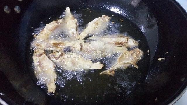 炸完之后再中火复炸一下，更酥脆。