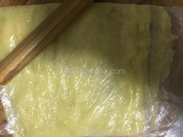 蒸熟土豆后放入保鲜袋中用擀面杖擀成泥