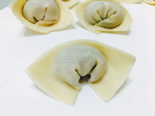 再两边往下收口，如图