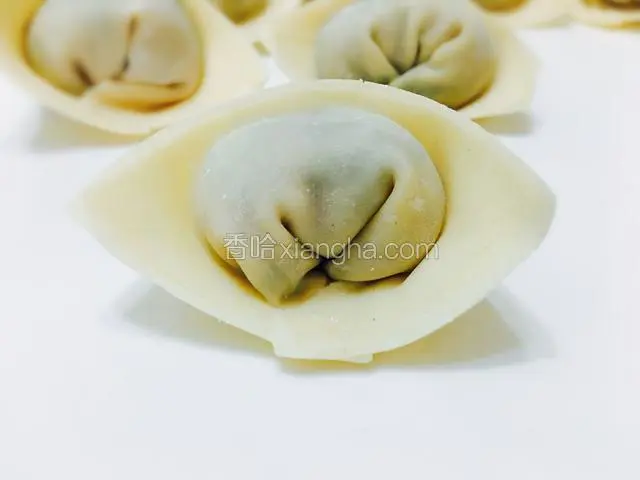 又大又漂亮的馄饨就包好了