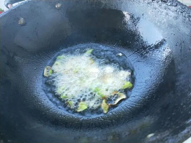 锅内放入适量油，油热以后放入葱蒜片爆香