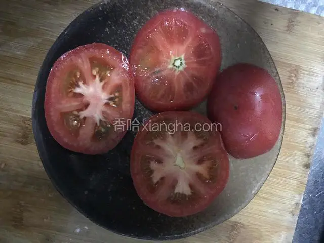 西红柿切厚片，两面抹少量盐
