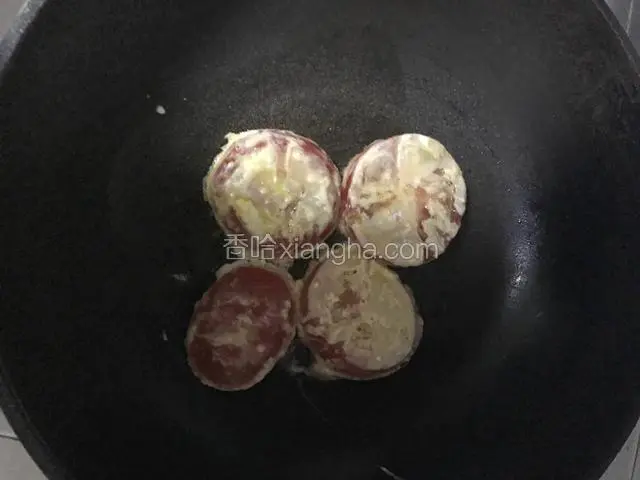 炒勺加热倒少量植物油烧至六七成热时放西红柿，两面煎金黄。