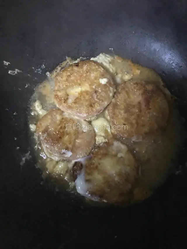 加少量清水，放葱花、糖、盐、鸡精、番茄酱，小火熬至收汁。口味可以根据自己口味适当调料汁。