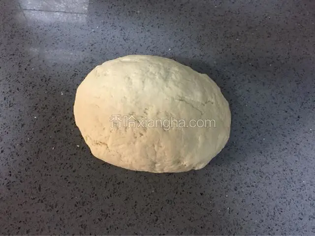揉成一个无干粉的均匀面团，
