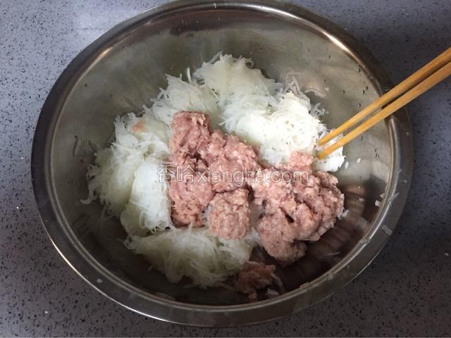 把剁碎的肉馅加入萝卜丝中，