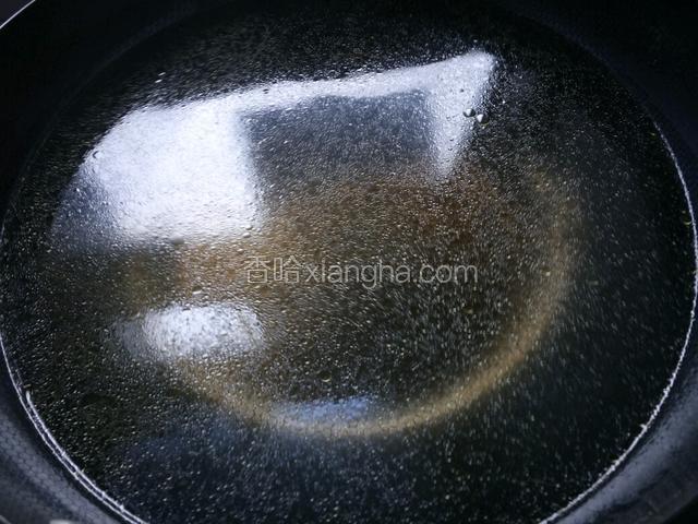 把焯水的锅洗净，放入热水刚好没过整鸡的水量。把前面的冰糖混合的水倒入这锅水中
