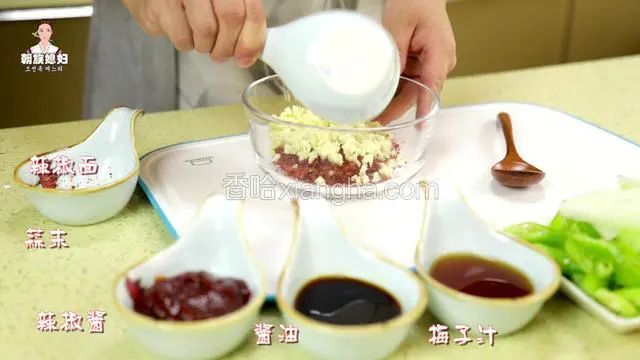 把酱料倒入大碗内