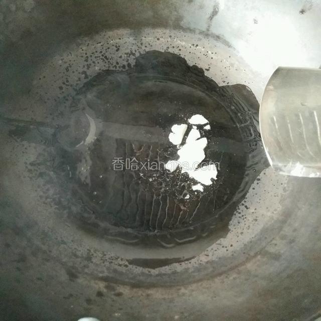 锅里热适量猪油，油要比平时炒菜多一些，茄子吸油