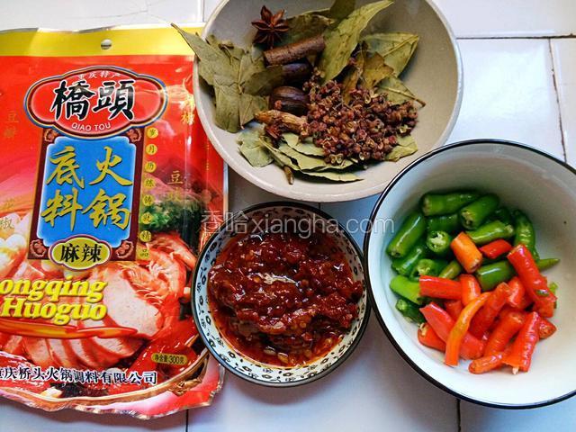 准备食材，火锅料，大料，豆瓣酱，青红辣椒