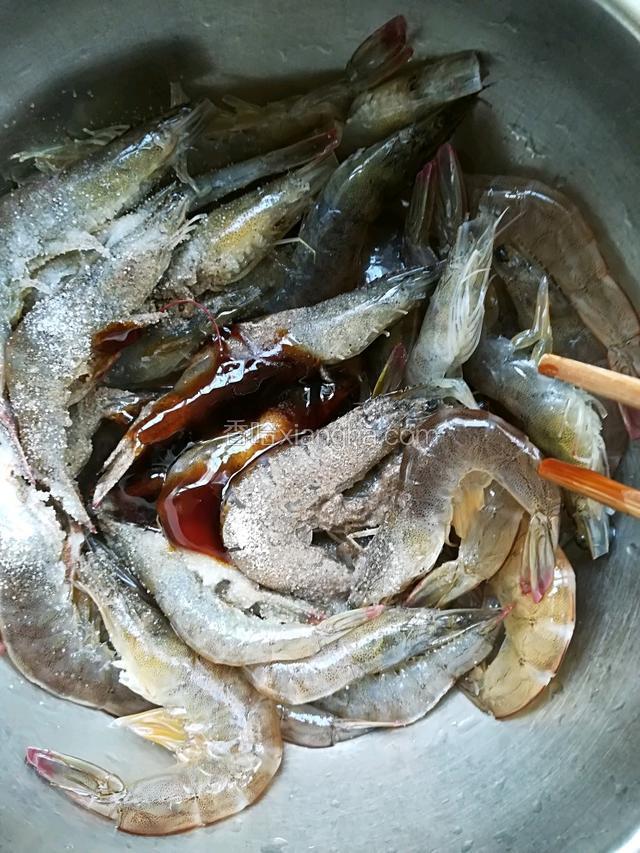 沙虾洗净，剪去虾须，控水用盐，桂花糖，胡椒粉，蚝油，红酒腌半小时
