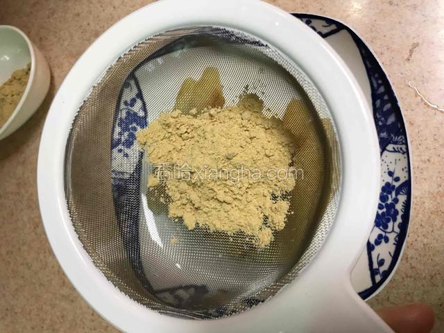 用细筛筛入熟黄豆粉。