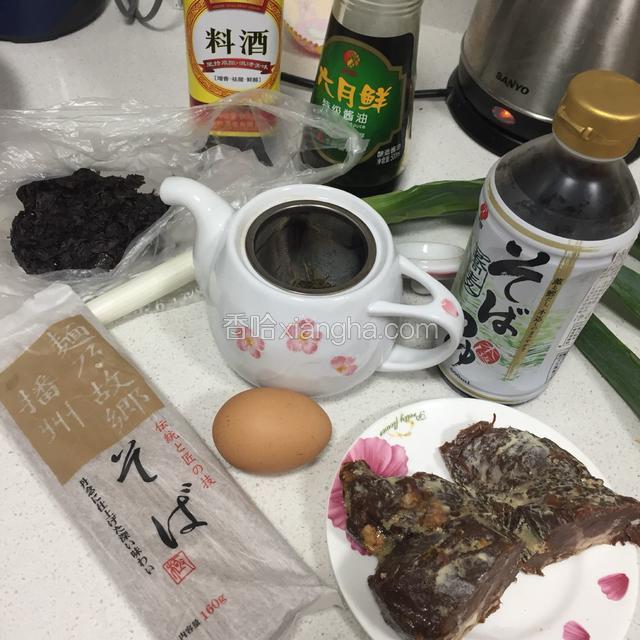 趁此间隙准备好其他材料
1）烧开水冲茶
2）煮熟鸡蛋一个（有熟鸡蛋的就不用煮了），煮好后对半切开
3）葱白切小段、牛肉切片