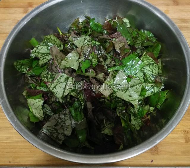 红薯叶洗净挪水切碎，放一点香油拌匀