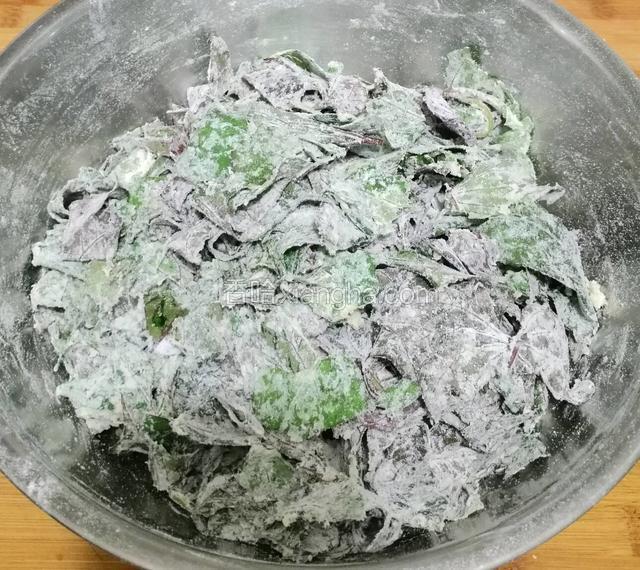 撒上面粉拌均匀