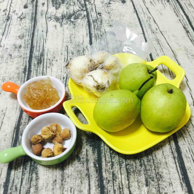 准备食材
新疆香梨，新鲜兰州百合，无花果干，老冰糖（用量见材料表，这些量大约是6碗的量）

