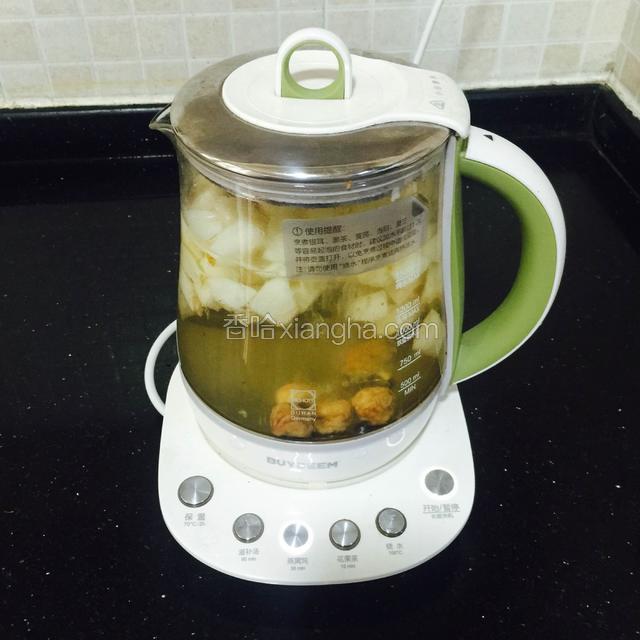 开启煲煮
养生壶加进适量纯净水，加进无花果和雪梨丁先煲煮30分钟，（百合后下，鲜百合不需要久煮。）
