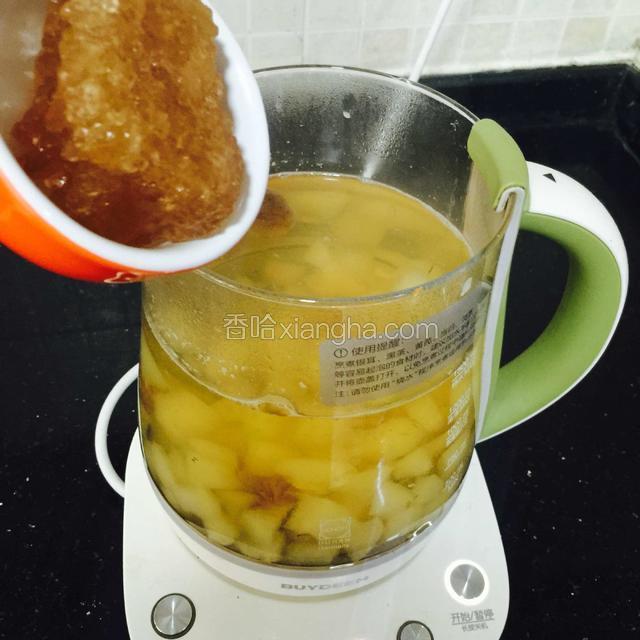 香梨无花果煲煮半个钟后，再加进老冰糖煮至融化。
冰糖的量各人口味加减量，本菜谱大约80克。