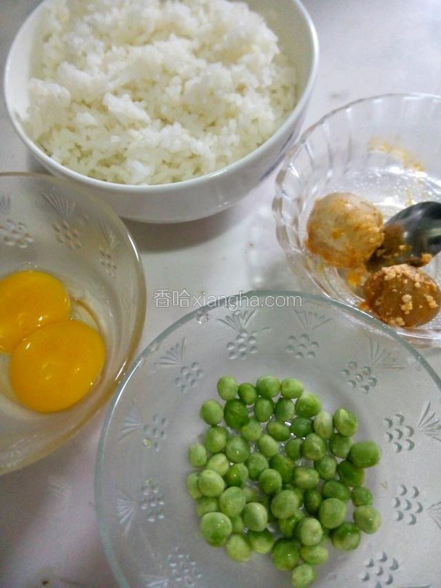 所需食材，豌豆焯水备用。