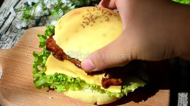 最后盖上汉堡胚，就做好啦~