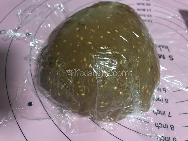 揉成光滑面团，（软硬度跟饺子皮相同）盖上保鲜膜醒面30分钟