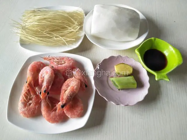 准备食材萝卜、粉丝、冰虾、葱、姜、生抽。