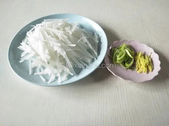 萝卜切丝，葱切葱花、姜切丝。