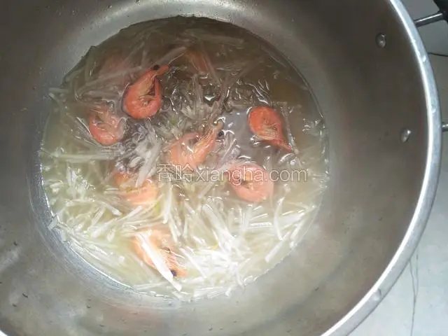 锅里加水放粉丝冰虾，最后放萝卜丝。