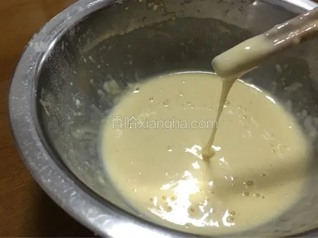 用筷子搅拌，把牛奶慢慢倒入，搅拌至顺滑状的面糊，如图。
