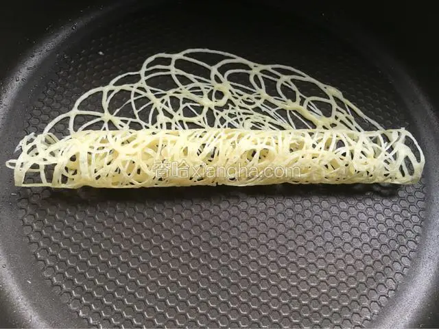 如图用手卷起来。