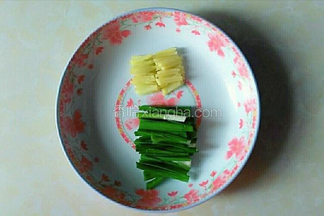 姜去皮切丝，蒜苗洗净切段儿