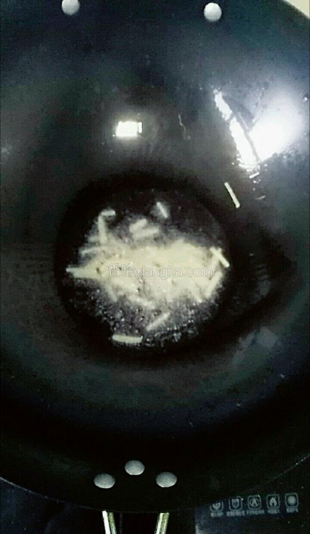 将锅里放适量玉米油烧热，把姜丝爆香