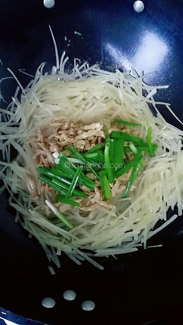 土豆翻炒至断生，加入肉丝，蒜苗一起翻炒