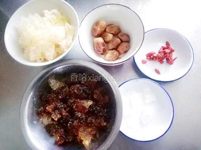 准备食材:桃胶提前一晚泡好，洗净杂质，银耳泡开洗净撕开