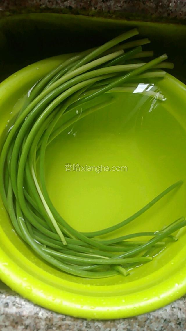 蒜苔去头尾用水泡15分钟