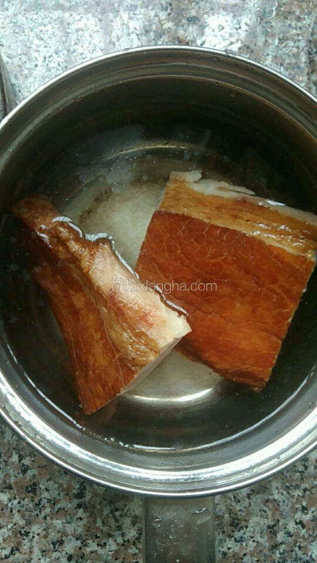 烧锅开水，把去皮好的熏肉放下煮2分钟，去泡沫，煮的开水泡30分钟，软化熏肉和淡化熏肉的咸度