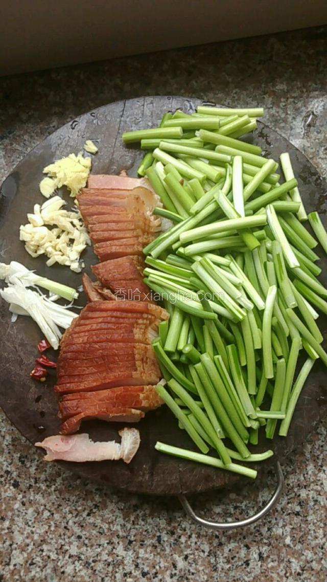 熏肉洗净切片，蒜白排碎切条，蒜头姜拍碎，干辣椒切细，蒜苔切短