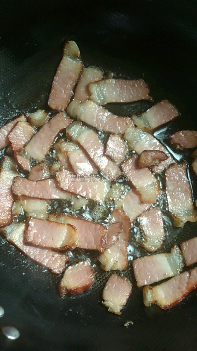热锅下油，把熏肉片煸出点油和香味