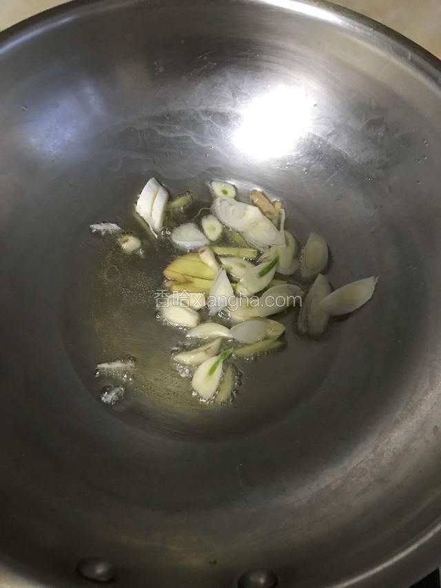 油热了放入葱姜蒜，炒香。