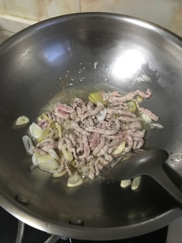 加入肉丝炒变色，