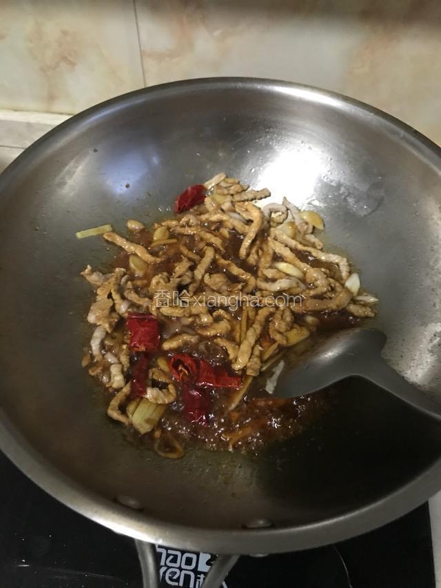 加入料酒，十三香，干红辣椒，酱油，蚝油炒上糖色。