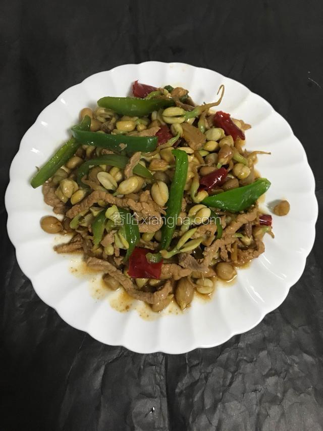 炒均后装盘。