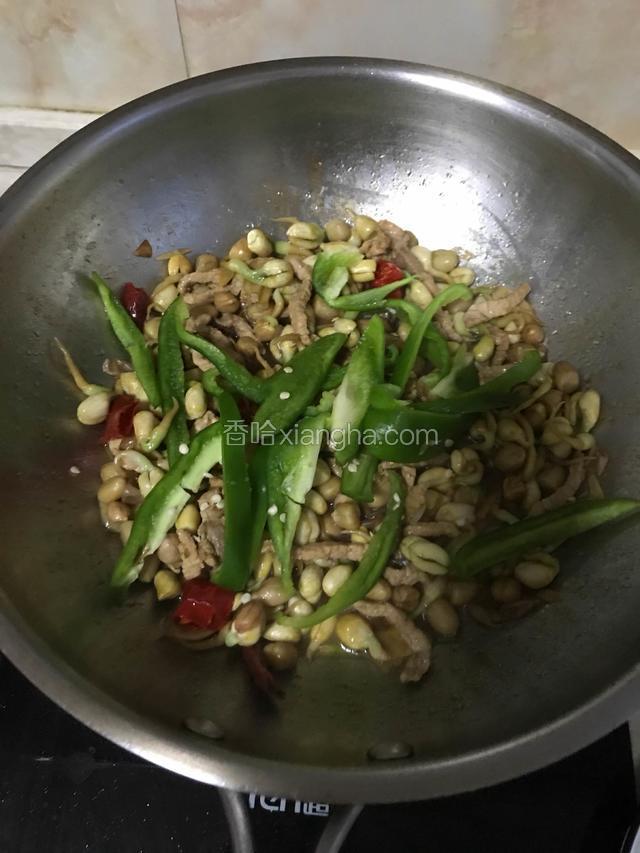 然后加入青辣椒，盐，鸡精大火炒均匀。