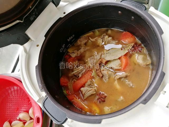 倒入高压锅加热水加大料桂皮香叶按牛肉键