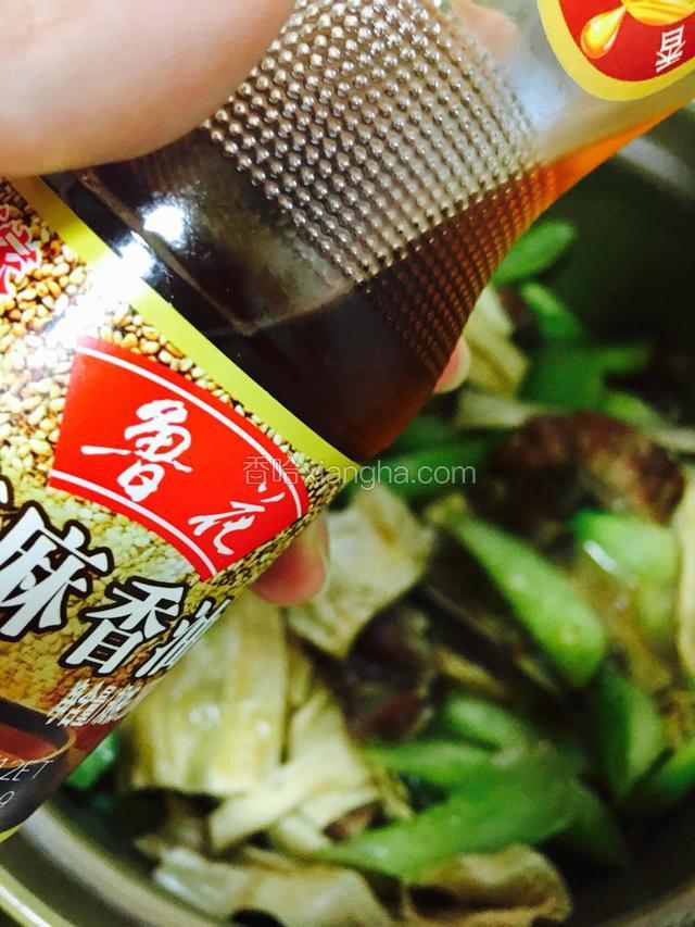 起锅关火后淋入少许芝麻香油即可