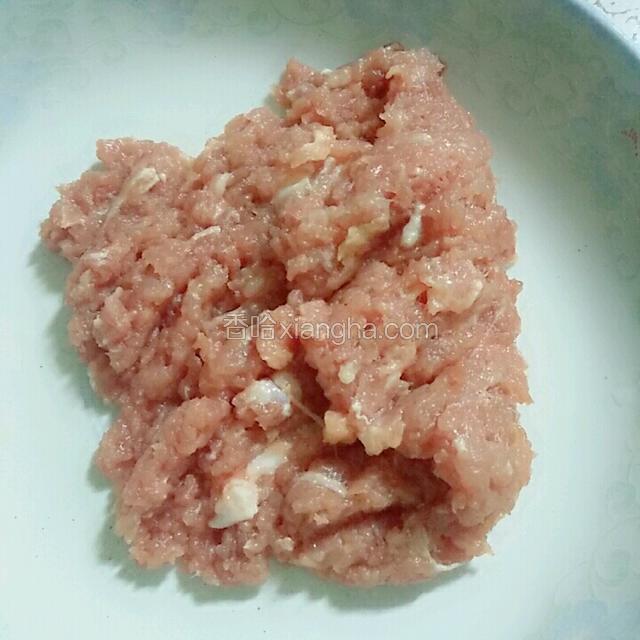 瘦肉剁肉沫。