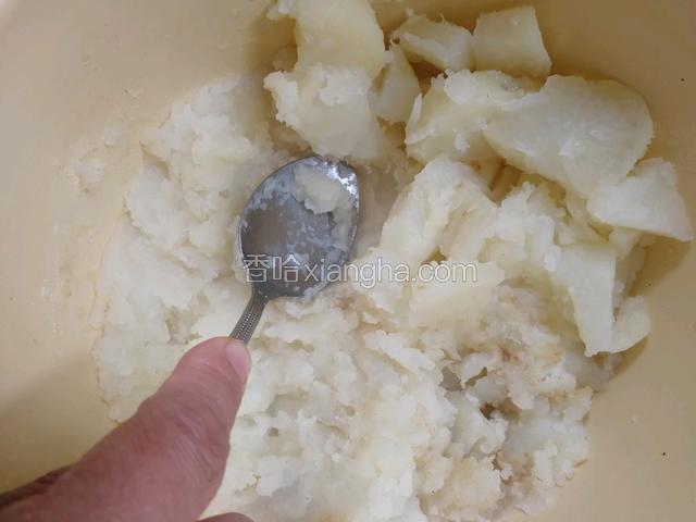 土豆蒸熟加胡椒粉盐压泥