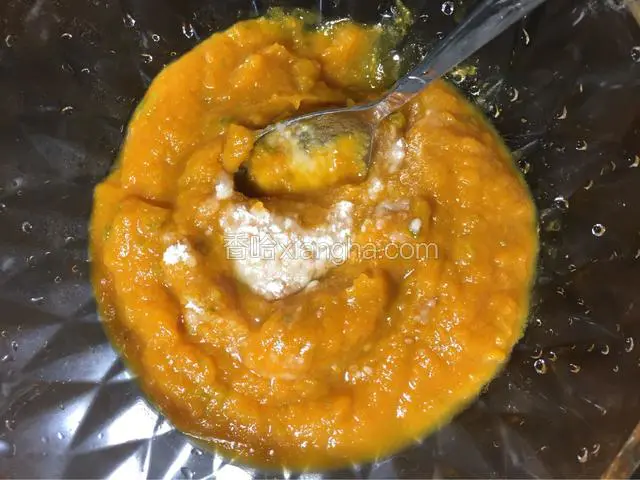 乘热加入适量的糖拌匀
